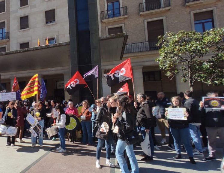 Éxito de la concentración de la Plataforma por un Convenio Autonómico de Prevención, Protección y Reforma de Menores en Aragón