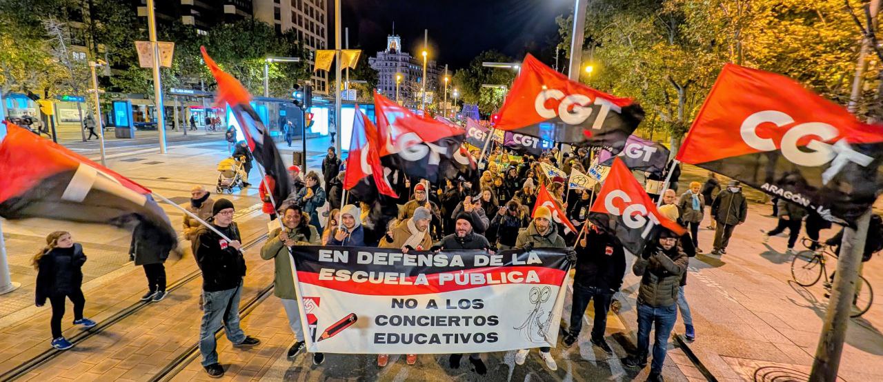 Multitudinaria manifestación al grito de ¡DINERO PÚBLICO PARA LA ESCUELA PÚBLICA!