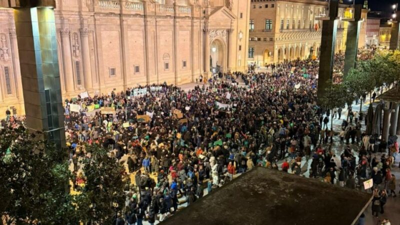 La comunidad educativa responde a la convocatoria de CGT inundando las calles y vaciando las aulas