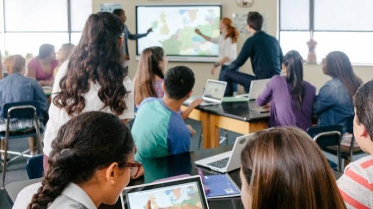 Un vistazo crítico a la digitalización escolar