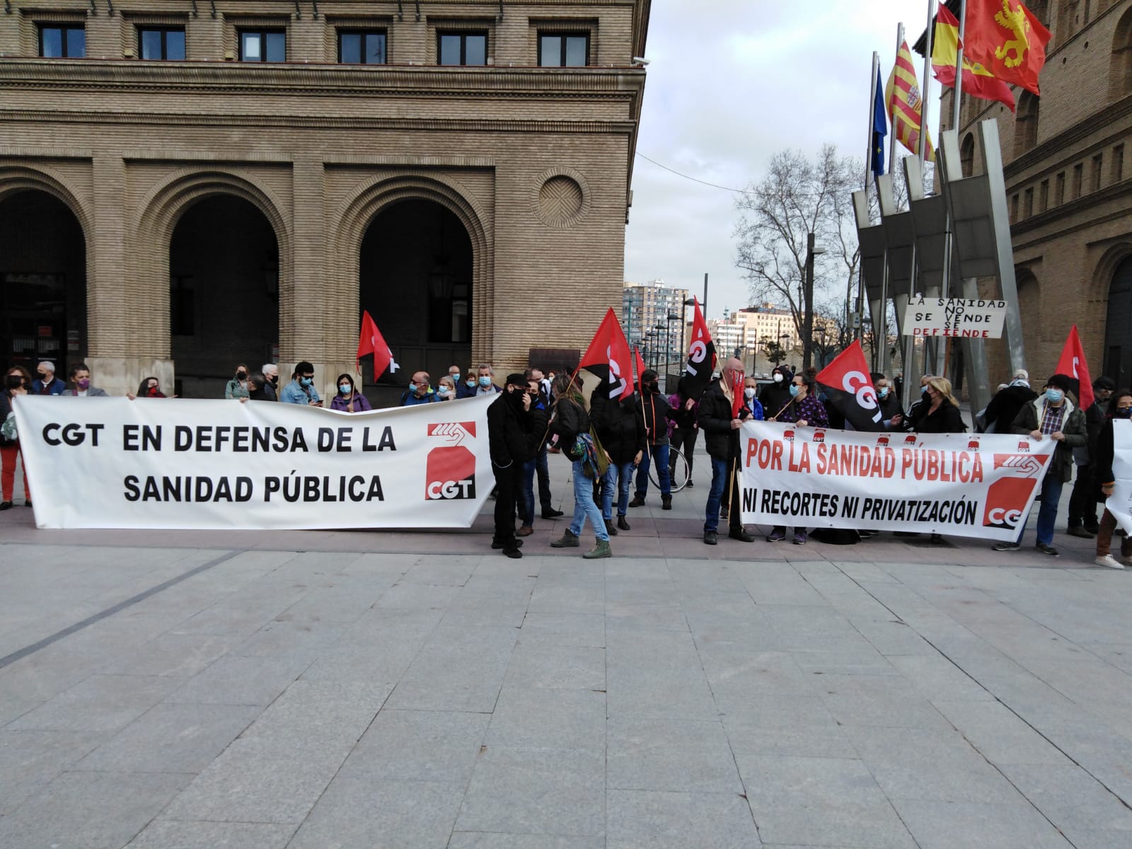 Cerca de 200 personas se concentran en la plaza del Pilar en defensa de la sanidad pública