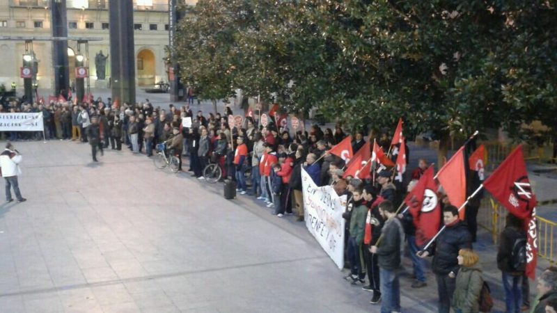 Más de un millar de personas recorren Zaragoza en defensa de lo Público