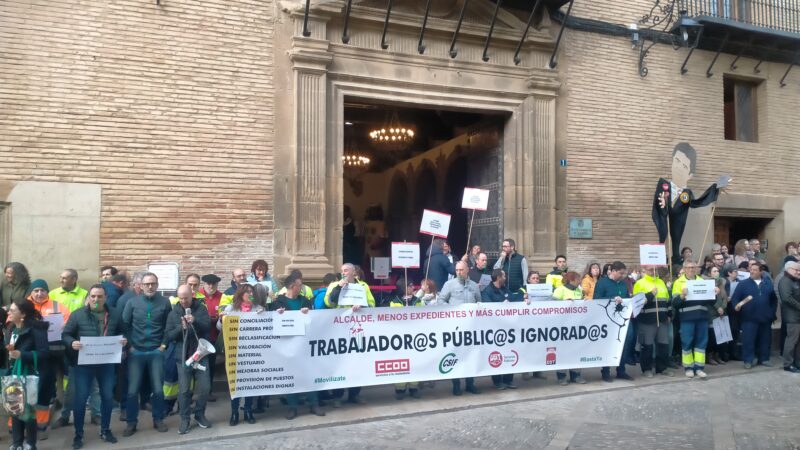 La plantilla del Ayuntamiento. de Huesca contra los recortes.