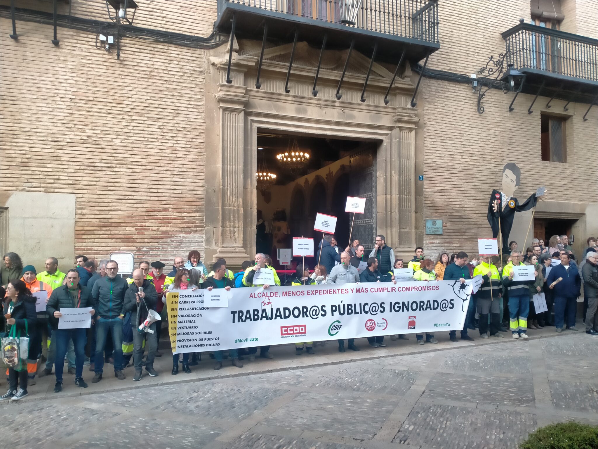 La plantilla del Ayuntamiento. de Huesca contra los recortes.