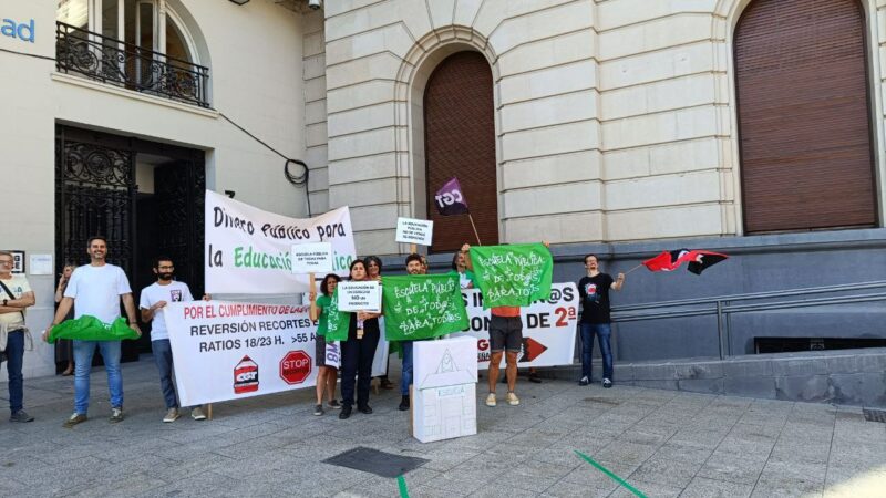 CGT se concentra por la falta de financiación en la enseñanza pública.