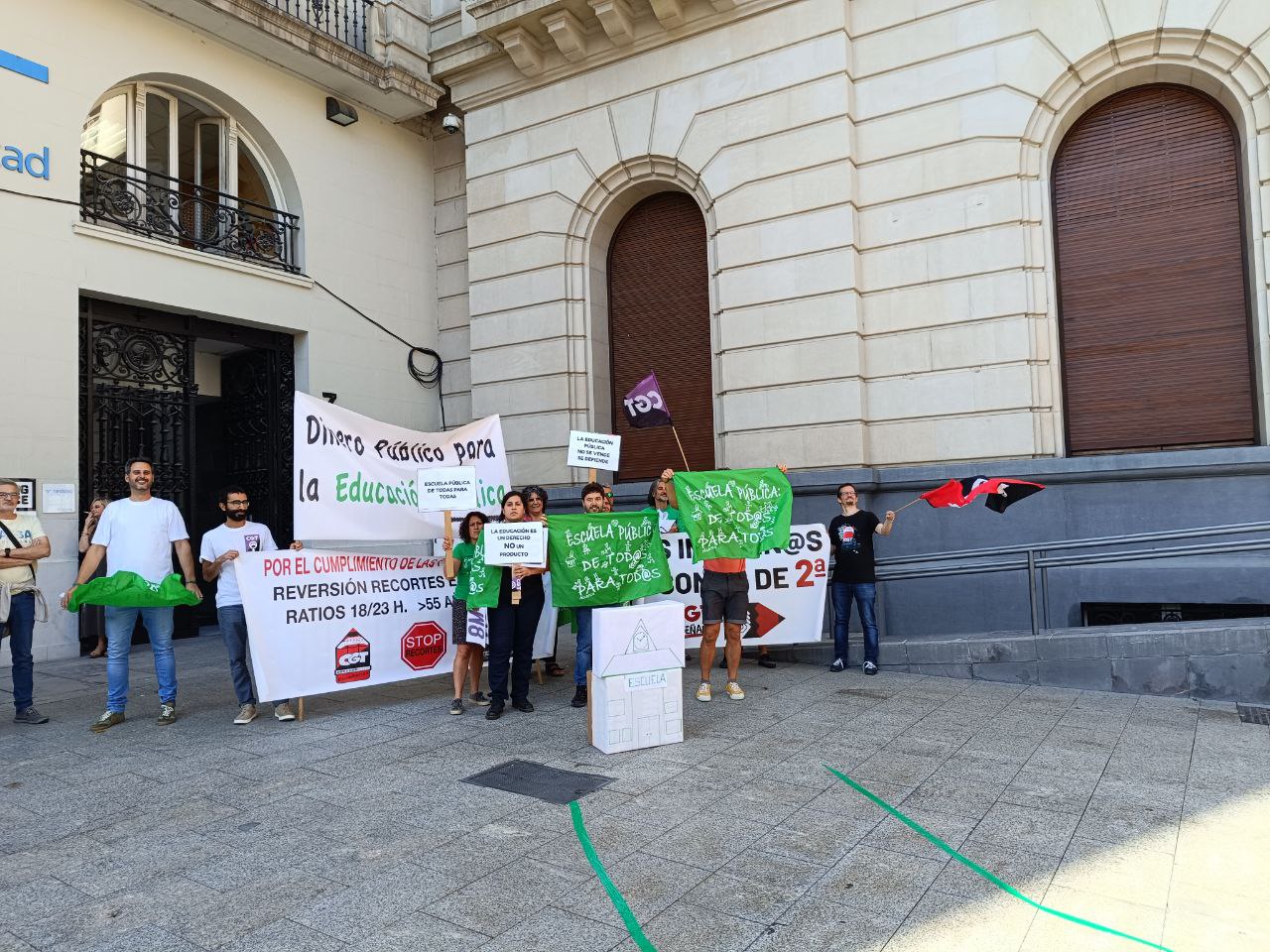 CGT se concentra por la falta de financiación en la enseñanza pública.