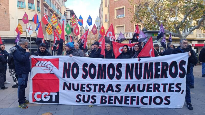 CGT se concentra en Calatayud para denunciar la siniestralidad laboral.