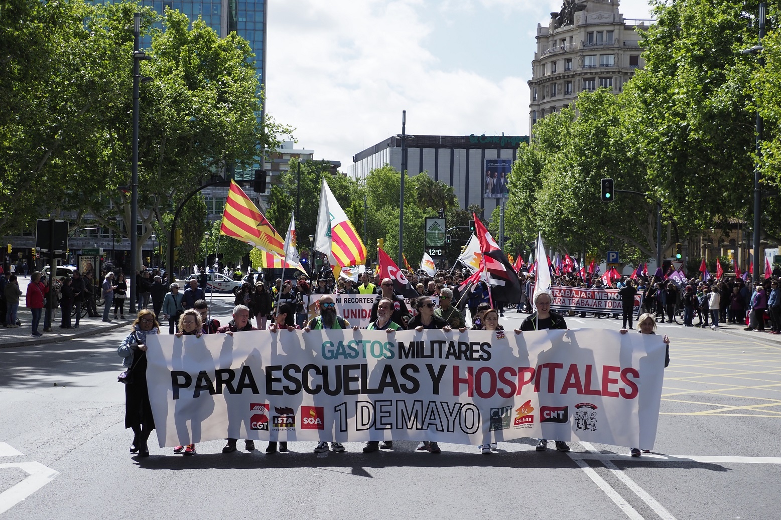 El sindicalismo alternativo reúne a miles de personas en las calles de Zaragoza el 1 de mayo.