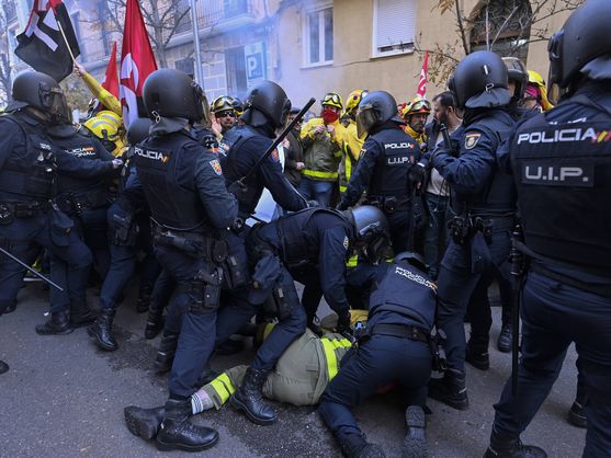 Comunicados tras las cargas policiales a los bomberos y bomberas en huelga de Madrid