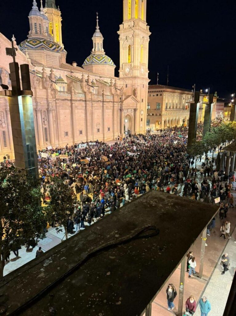 La comunidad educativa responde a la convocatoria de CGT inundando las calles y vaciando las aulas